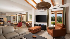 Télévision, cheminée