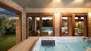 Indoor spa tub