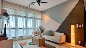 En moderne stue med sofa, sofabord og gulvlampe.