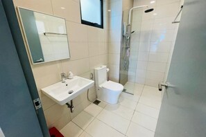 A modern bathroom with a sink, toilet, and shower. - Paradigm Mall Residence L30 By Ucome Homestay (Tebrau)