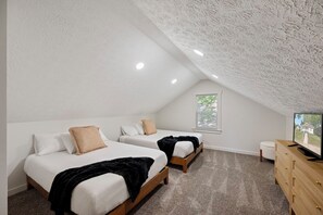 3 slaapkamers, een bureau, een strijkplank/strijkijzer, reisbedje