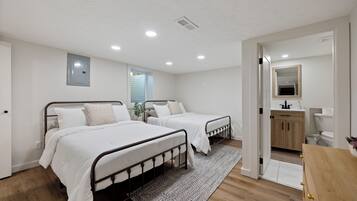 3 bedrooms, desk, iron/ironing board, travel crib