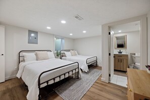 3 bedrooms, desk, iron/ironing board, travel crib - Charming 3BR Full Remodel in Lafayette (Lafayette)