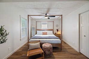 3 quartos, escrivaninha, ferros/tábuas de passar roupa, berço de viagem