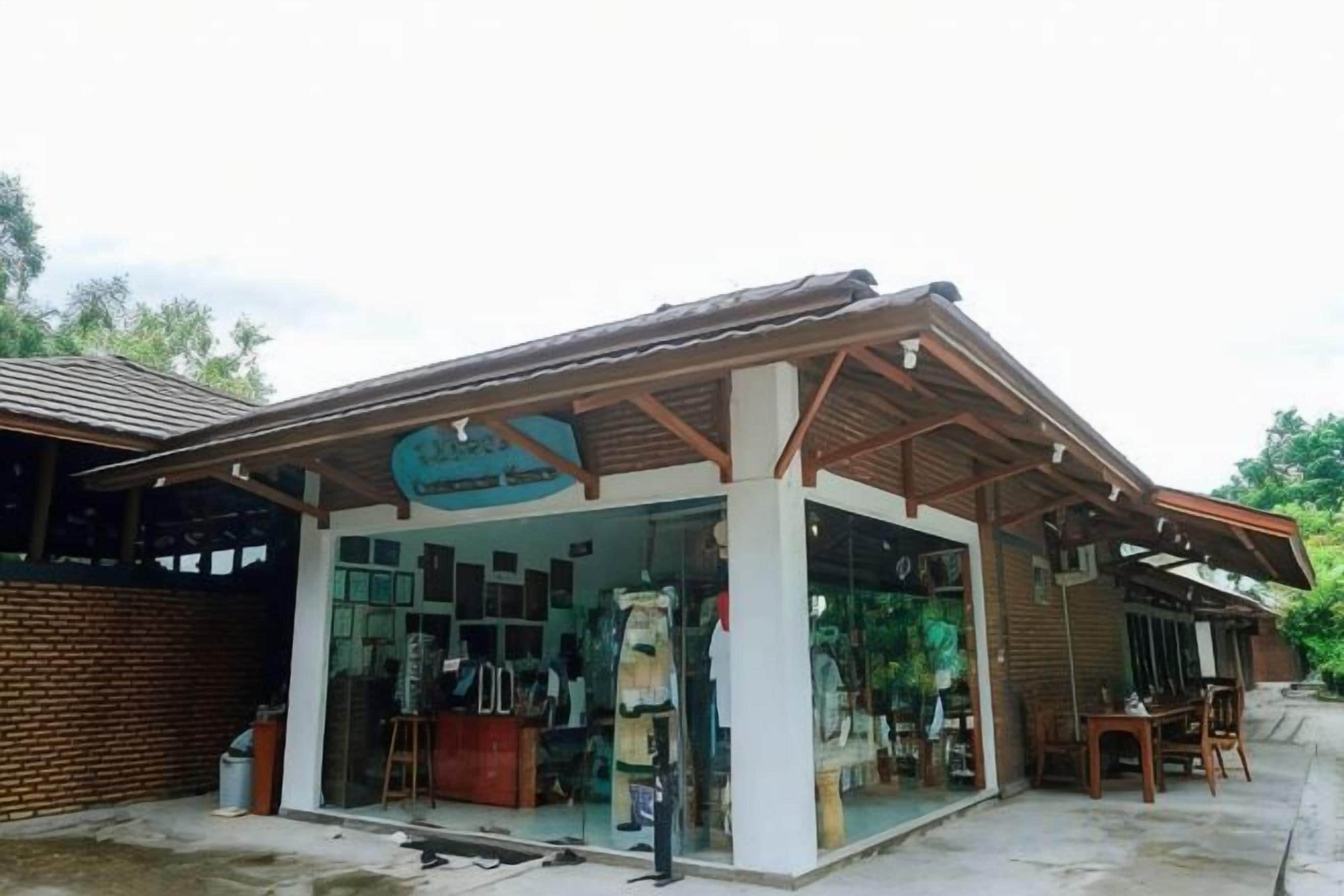 A storefront with a sign that reads 'Luz de Sol'.