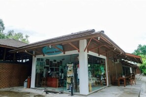 A storefront with a sign that reads 'Luz de Sol'. - Leebong Island (Pegantungan)