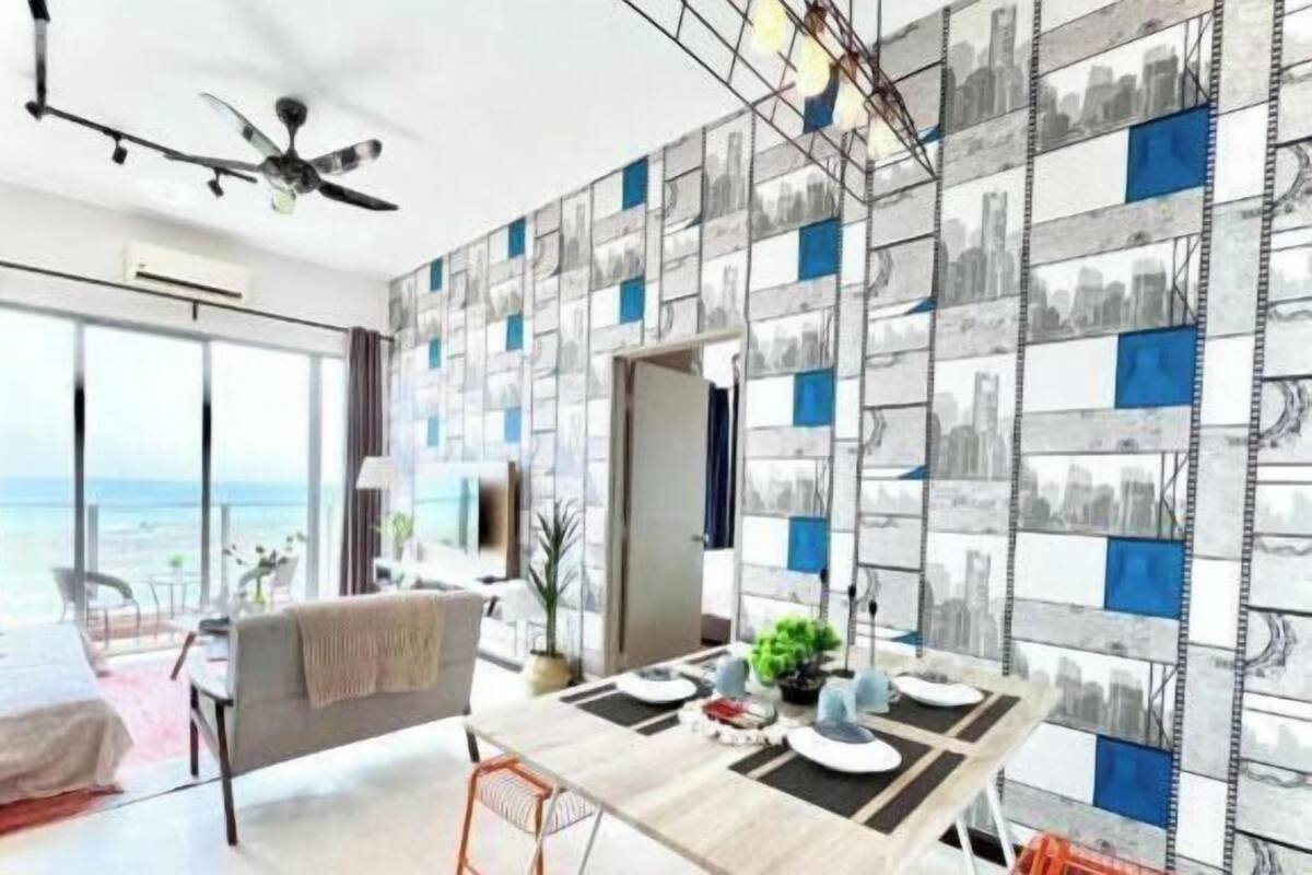 Een moderne woonkamer met een groot raam, een plafondventilator en behang met een stadsgezicht.