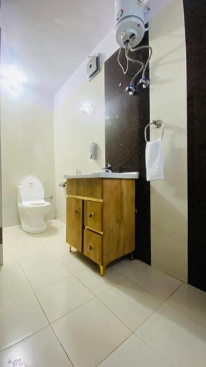Deluxe Double Room | Bathroom | Towels
