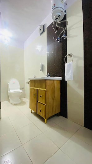 Deluxe Double Room | Bathroom | Towels