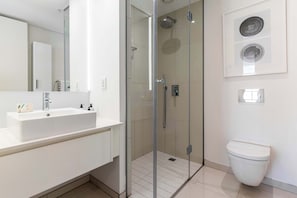 Dusj, hårføner og håndklær