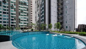 A swimming pool surrounded by high-rise buildings. - CUBIC BOTANICAL BY FEEL HOME (Kuala Lumpur)