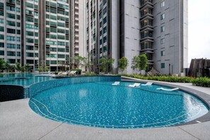 A swimming pool surrounded by high-rise buildings. - CUBIC BOTANICAL BY FEEL HOME (Kuala Lumpur)