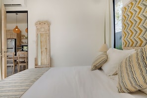 Vila, 2 quartos, piscina particular | Escrivaninha, Wi-Fi de cortesia, roupa de cama