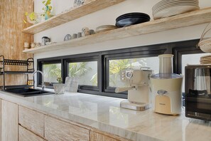 Refrigerador con freezer, microondas, placa de cocina