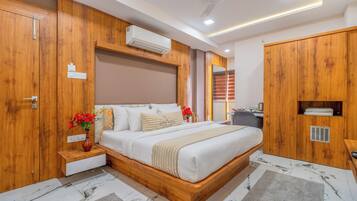 Deluxe Room | Premium bedding, minibar, desk, laptop workspace