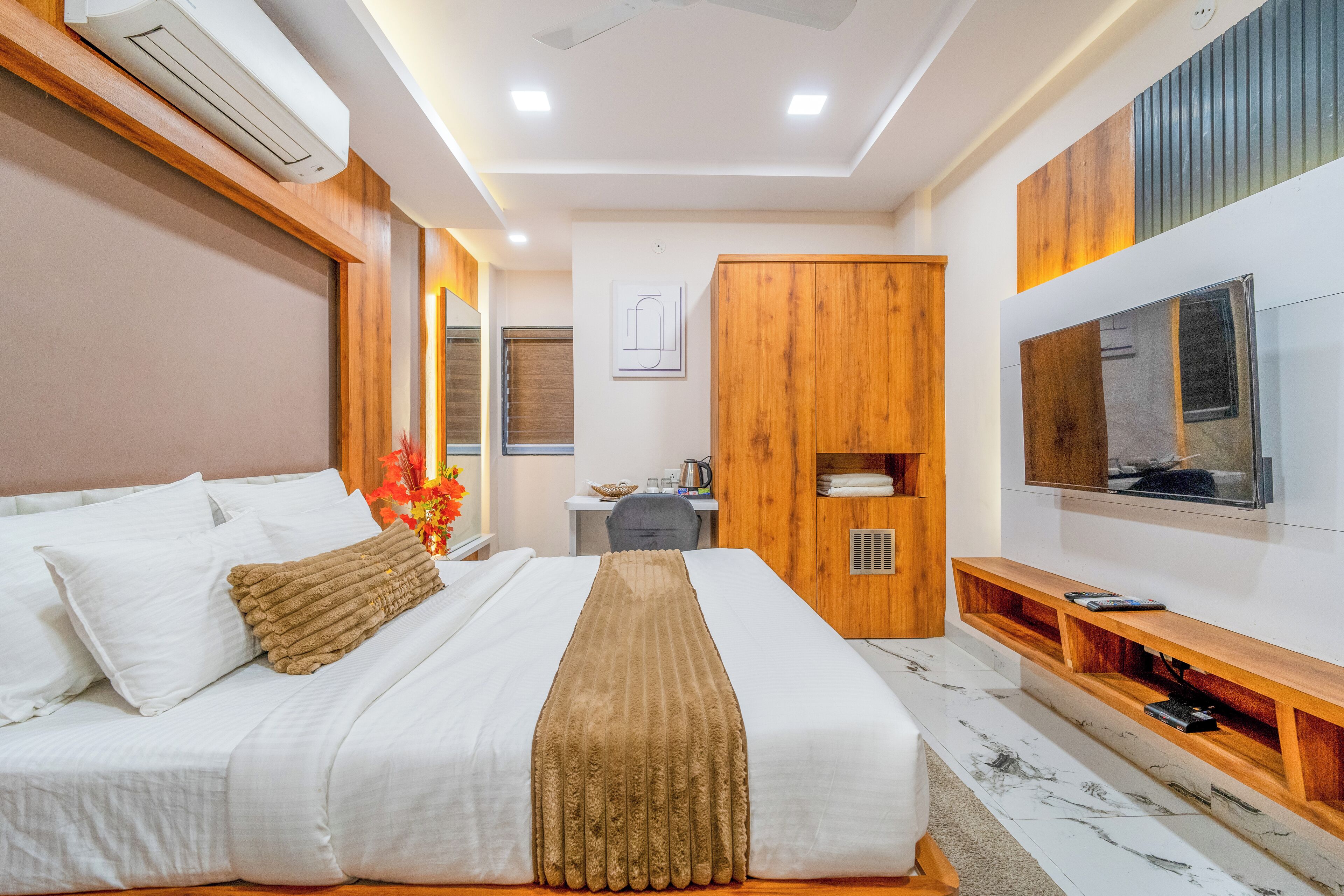 Executive Room | Premium bedding, minibar, desk, laptop workspace