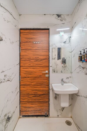 Suihku, ilmaiset hygieniatuotteet, bidee, pyyhkeet