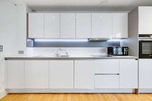 Wasserkocher mit Kaffee-/Teezubehör, Kühlschrank, Mikrowelle, Herdplatte