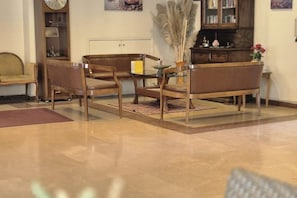 A living room with a sofa, chairs, a coffee table, and a bookshelf. - Haydarpasa Hotel (Istanbul)