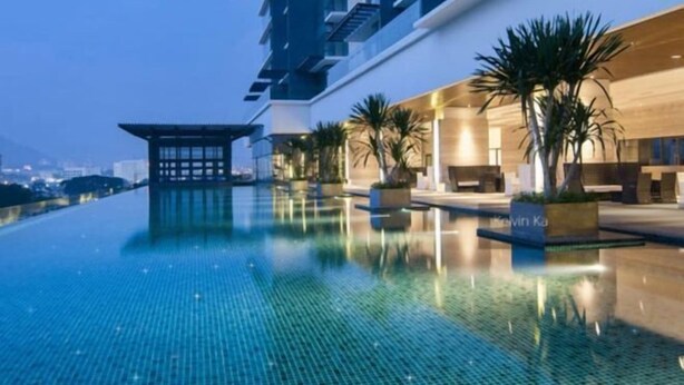 A modern hotel with a rooftop infinity pool, palm trees, and a city view. - ELEMENT BY FEEL HOME(The elements@Ampang) (Kuala Lumpur)