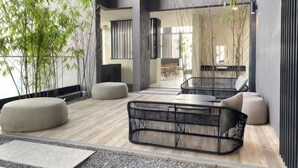 Un interior moderno con asientos, suelo de madera y plantas de interior.