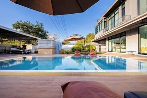 Hồ bơi ngoài trời