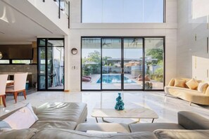 Living area - Luxury five-room pool villa (Bangkok)
