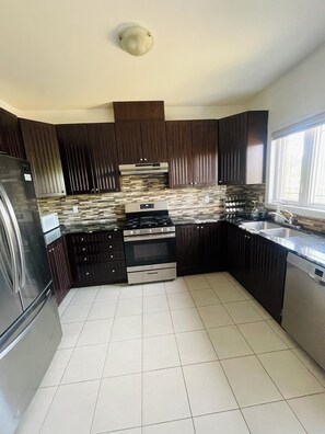 Private kitchen - Hidden Gem by Alsop Beach – Spacious 4-Bedroom Escape for Every Season (Alsops Beach)