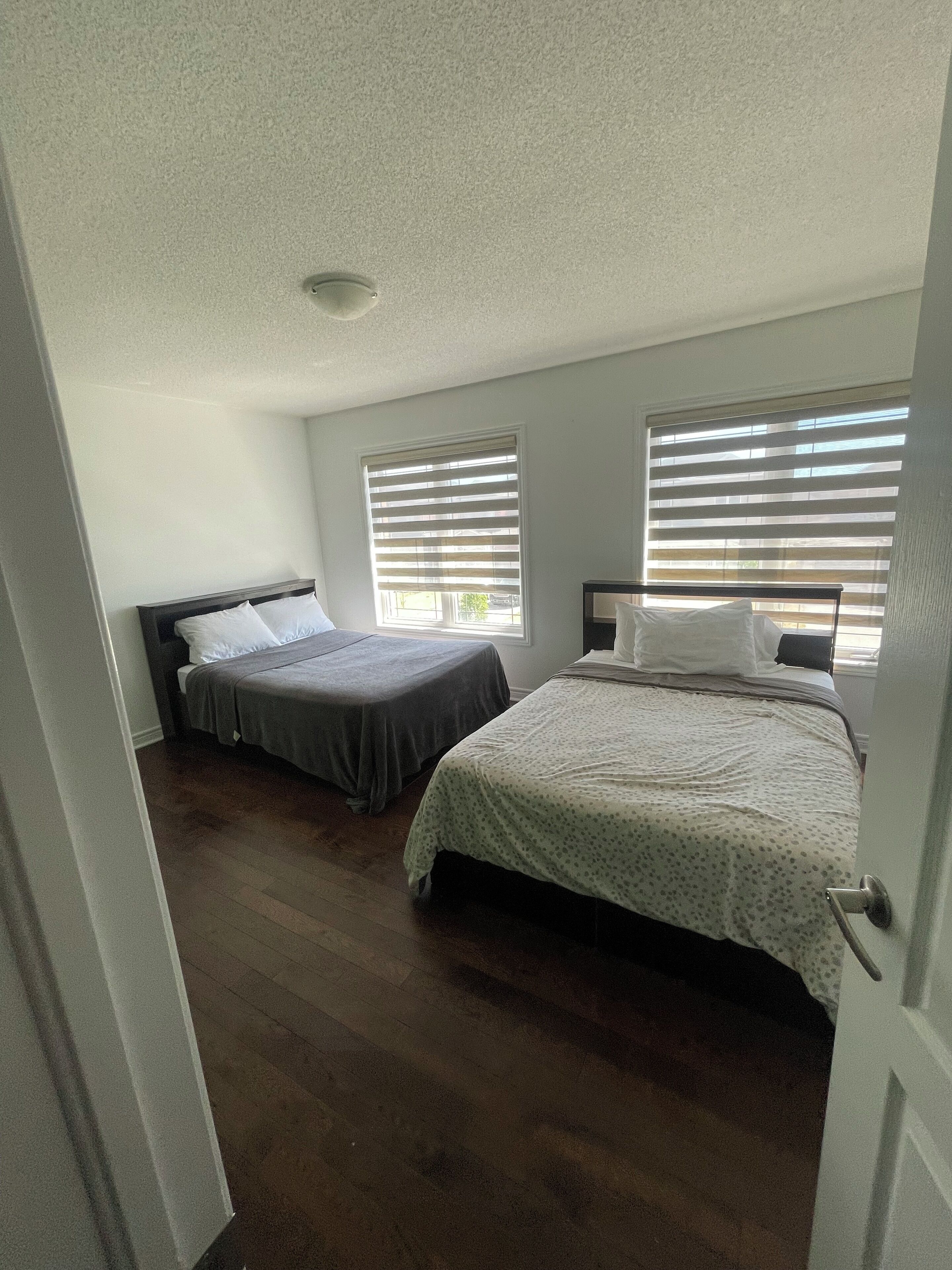 4 عدّة غرف نوم ومكواة/لوح كي وواي فاي وملاءات أسرّة