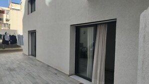 A modern building with a flat facade, large sliding glass doors, and a tiled floor. - Jinhui Hotel (Casablanca)