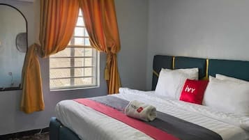 Kamar Standar | Meja kerja, ruang kerja ramah laptop, dan Wi-Fi gratis