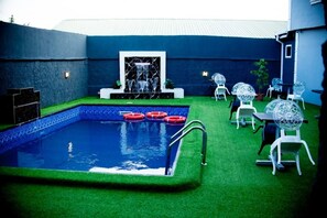 Una piscina al aire libre