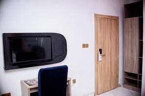 Suite Mewah, 1 Tempat Tidur King, pemandangan kolam renang | Meja kerja, ruang kerja ramah laptop, dan Wi-Fi gratis