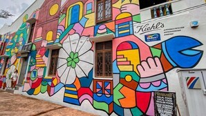 Un bâtiment orné de peintures murales colorées et portant une enseigne « Kiehl’s ».