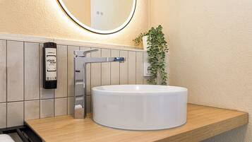 Douche, sèche-cheveux, serviettes fournies, savon