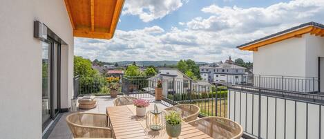 Ático, 3 habitaciones, balcón | Terraza o patio