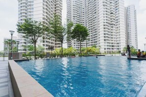 A swimming pool with a view of high-rise residential buildings in the background. - Danga Bay Country Garden by RR JBcity (Johor Bahru)