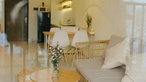 Ein modernes Wohnzimmer mit einer Couch, einem Couchtisch und einem Essbereich mit Stühlen.