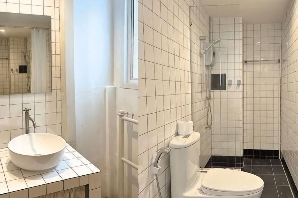 Ein Badezimmer mit Waschbecken, Toilette und Dusche.