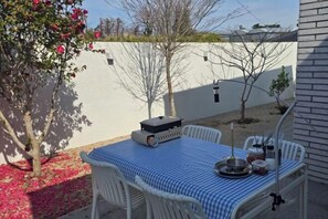 Outdoor dining - Yuyuhi Private Pool Villa (Jeju)