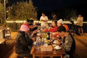 Outdoor dining - Mountain Nest Villa Dalat - BBQ, Cloud Hunting, Camping (Lac Duong District)