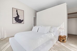 4 bedrooms, WiFi, bed sheets - Skylit Coastal Retreat in a Quiet Enclave (Rosebud)