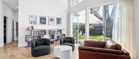 TV connectée, cheminée, livres