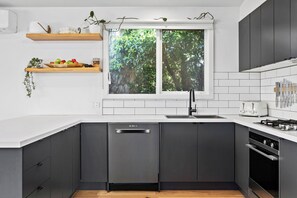 Kjøleskap, mikrobølgeovn, ovn og kokeplater