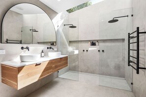 Dusche, Haartrockner, Handtücher