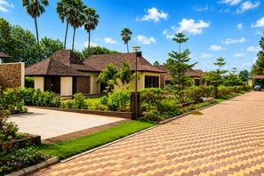 Presidential Suite With Outdoor Pool - Daksh The Nirvana Retreat - (Waghoriya)