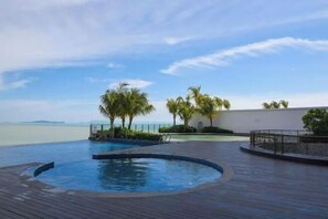 Outdoor pool - Bella Vista Silverscape Seaview Homestay (Melaka)