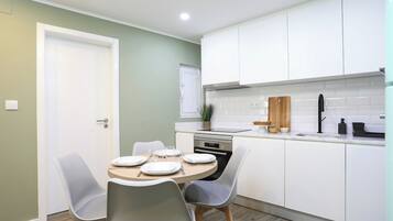 Kühlschrank, Mikrowelle, Ofen, Herdplatte