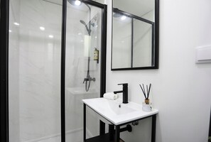 Regadera y secadora de cabello 