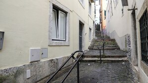A narrow alleyway with a staircase leading to a higher level. - Amazing Studio @ Graça, Lisbon (Lisbon)